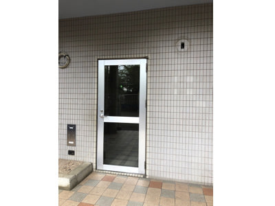 大阪市内　某マンション様片開きドアから電気錠付き自動ドア新設工事