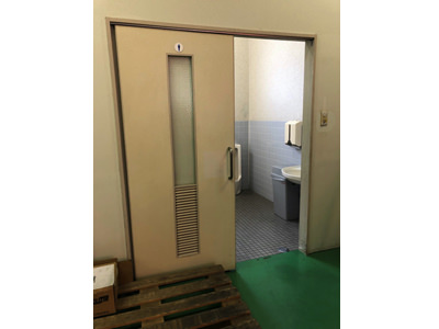 東大阪市 某企業様 トイレ自動ドア新設工事 既存ドアを使用しました。