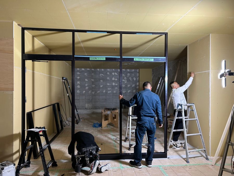 フロントサッシ施工中