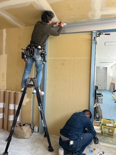 フロントサッシ施工中