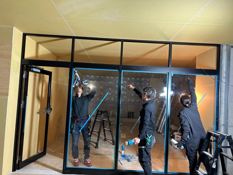 ガラス施工中
