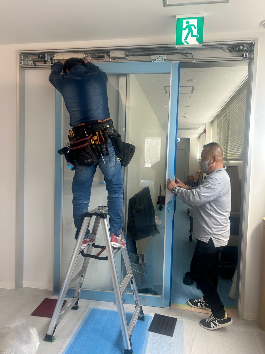 自動ドア装置施工中