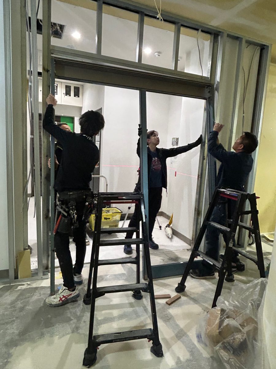 フロントサッシ施工中