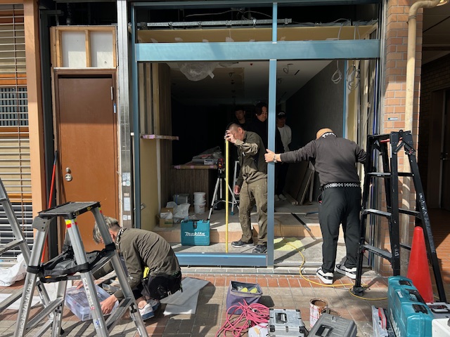 フロントサッシ施工中