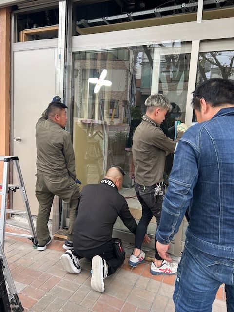 ガラス施工中
