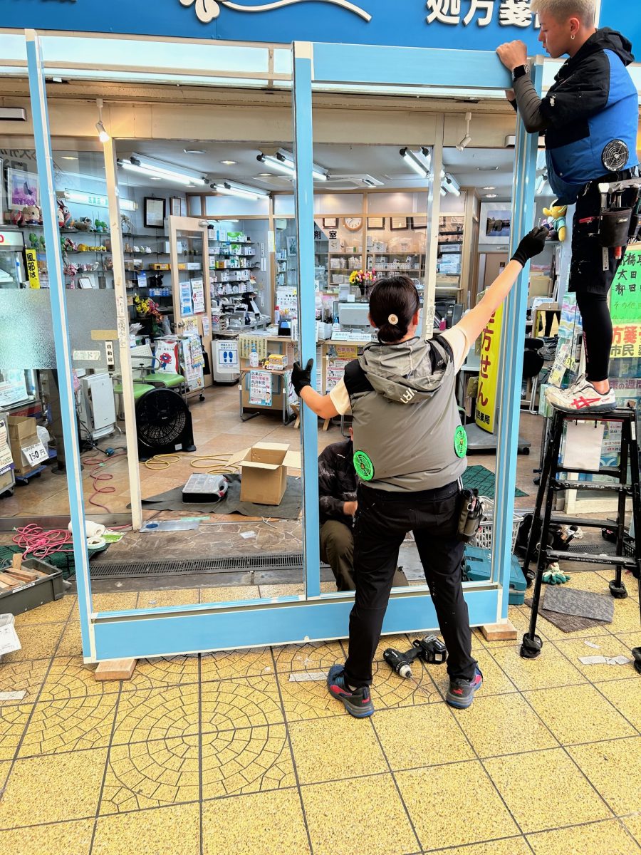 フロントサッシ施工中