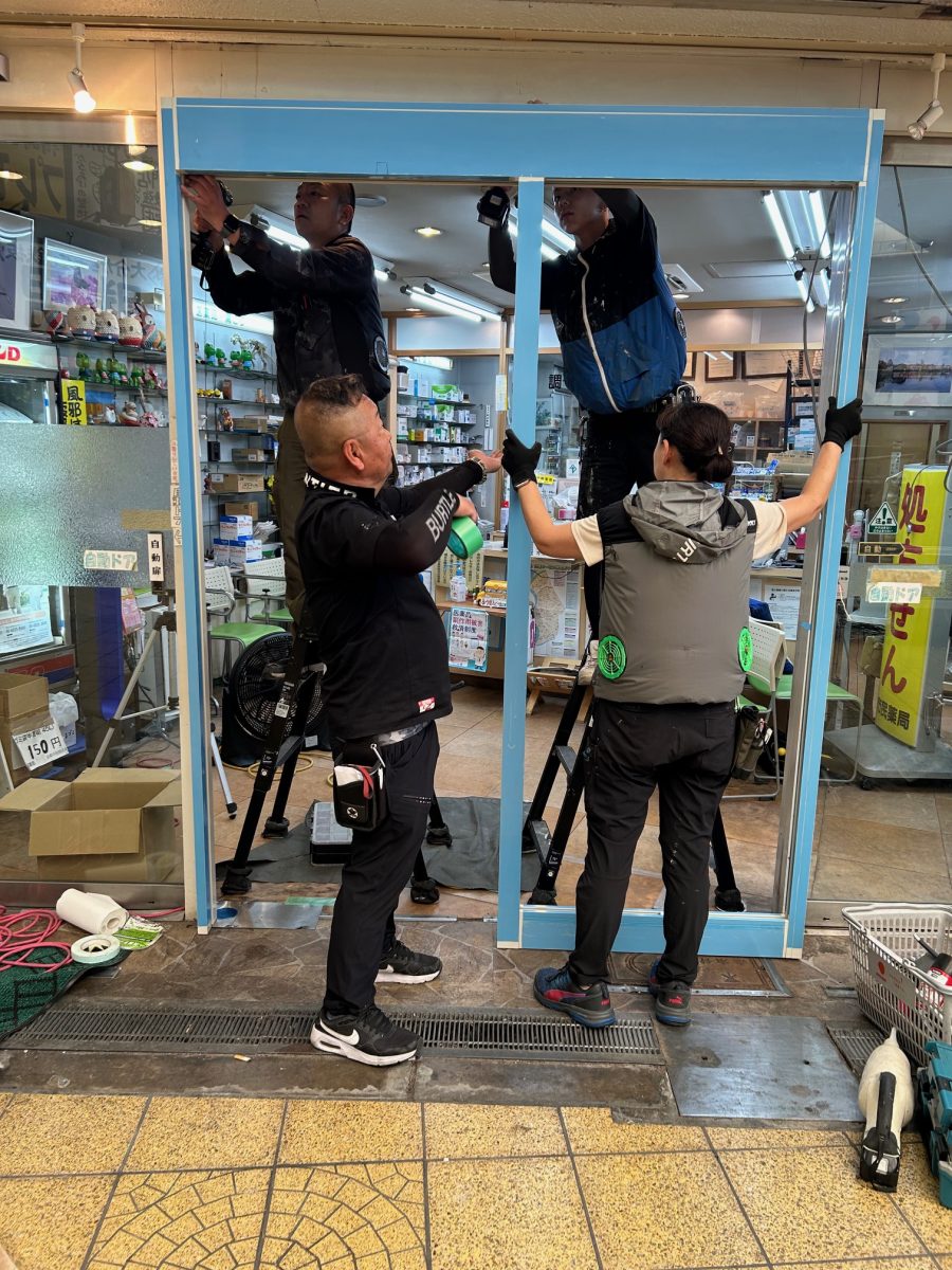 フロントサッシ施工中