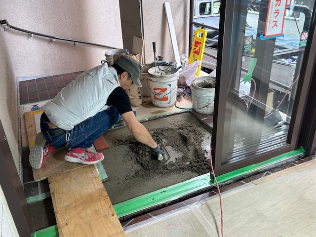 タイル施工中