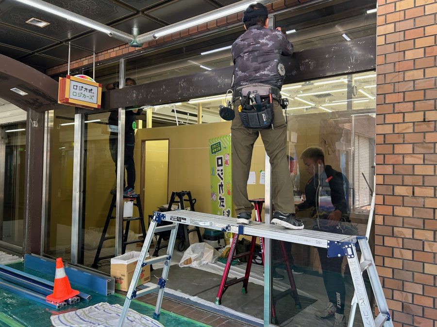 ガラス施工中