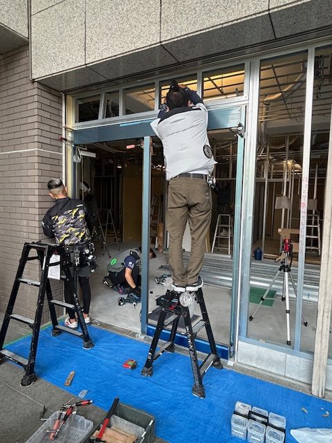 フロントサッシ施工中