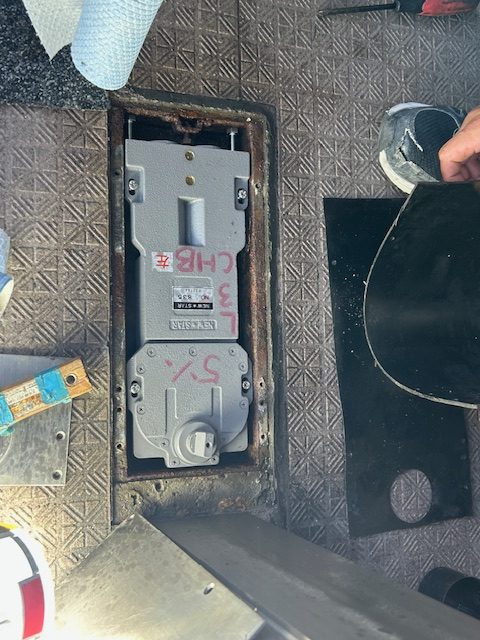 フロアヒンジ施工完了