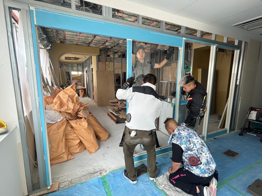 ガラス施工中
