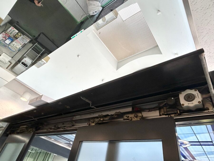 内側既存自動ドア装置撤去前