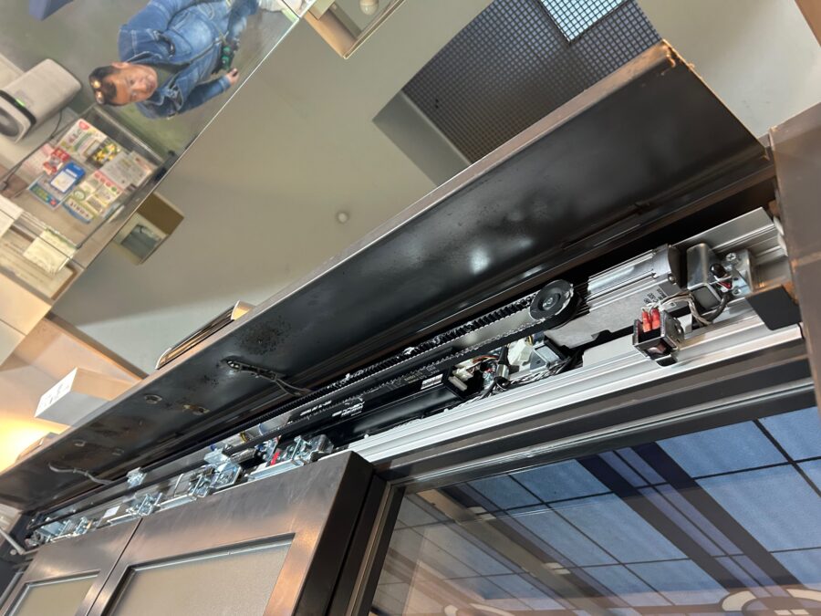 内側自動ドア装置施工完了