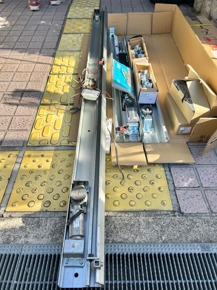 外側新旧自動ドア装置