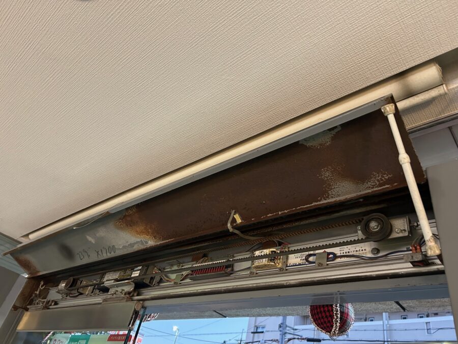 正面既存自動ドア装置撤去前