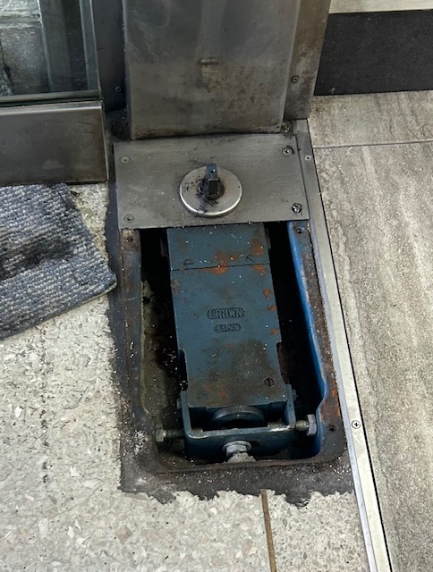 既存フロアヒンジ撤去前