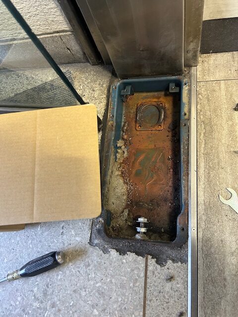 既存フロアヒンジ撤去後