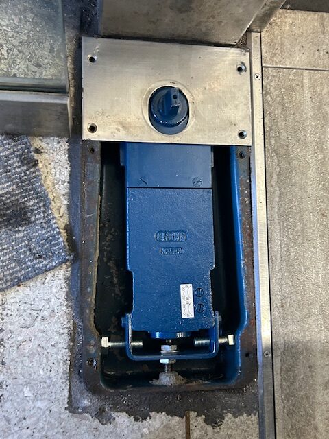 フロアヒンジ施工完了