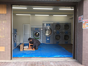 神戸市中央区 コインランドリーＷＯＷ！様　新設フロントサッシ＆自動ドア取付工事